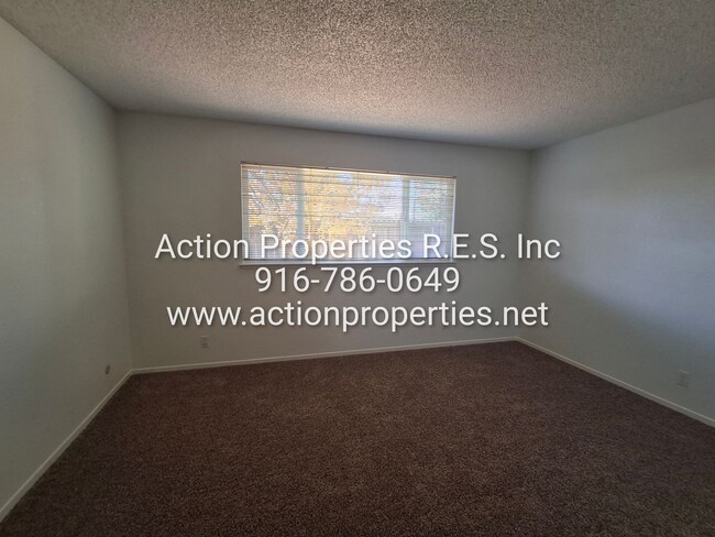 Building Photo - 2 Bed, 2 Bath - 1 Car Garage - Duplex - Pr...