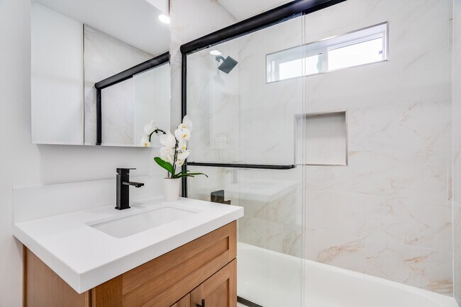 Building Photo - 4444 Cedros Ave