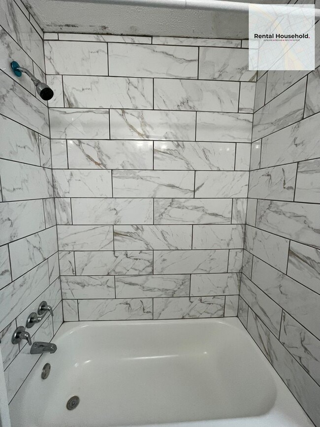 Building Photo - 3 Bedroom 1 Bath Bungalow Just $1300