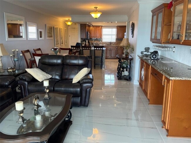 Building Photo - 1160 Hillsboro Mile Unit 904