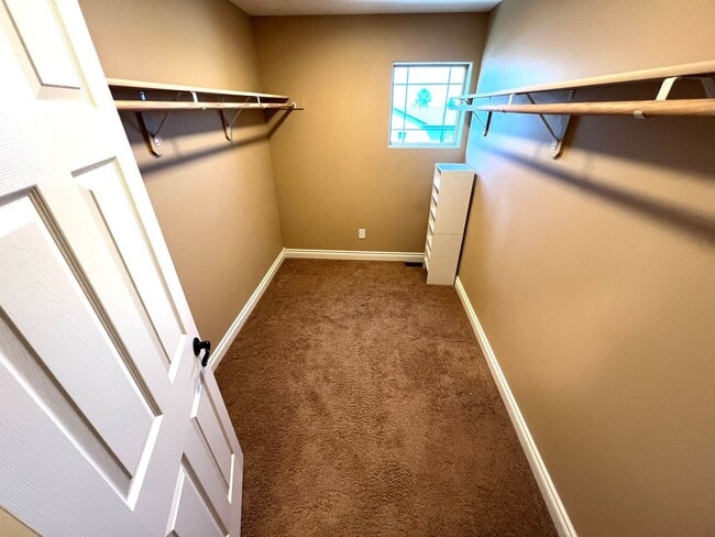 Building Photo - Beautiful 3 Bed 2.5 Bath Town House With A...