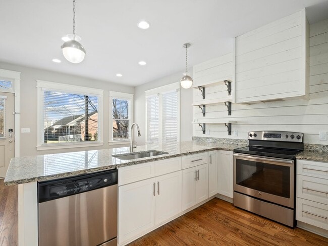 Building Photo - **UPSCALE BUENA VISTA HOME MINUTES FROM GERMANTOWN AND DOWNTOWN NASHVILLE**