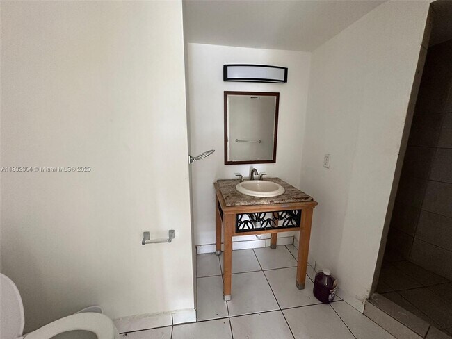 Building Photo - 1301 NE Miami Gardens Dr