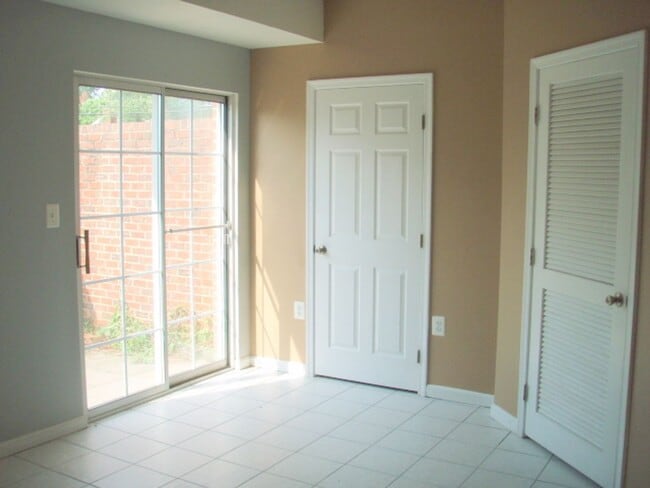 Building Photo - Beautiful 3 Bed 2.5 Bath End-Unit Brick To...