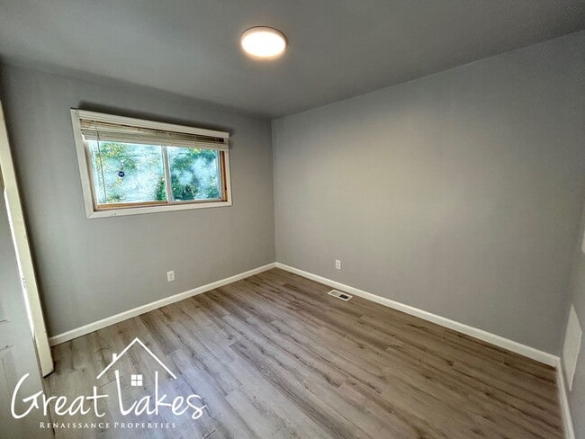 Building Photo - Beautiful 2 Bedroom 1 Bathroom now availab...