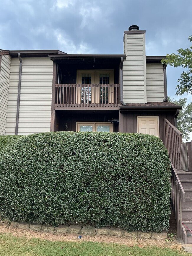 Building Photo - Beautiful 2BR/2.5 Bath Townhome on a Priva...