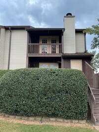 Building Photo - Beautiful 2BR/2.5 Bath Townhome on a Priva...