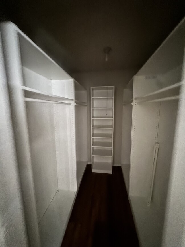 Walking closet - 11917 Laurelwood Dr