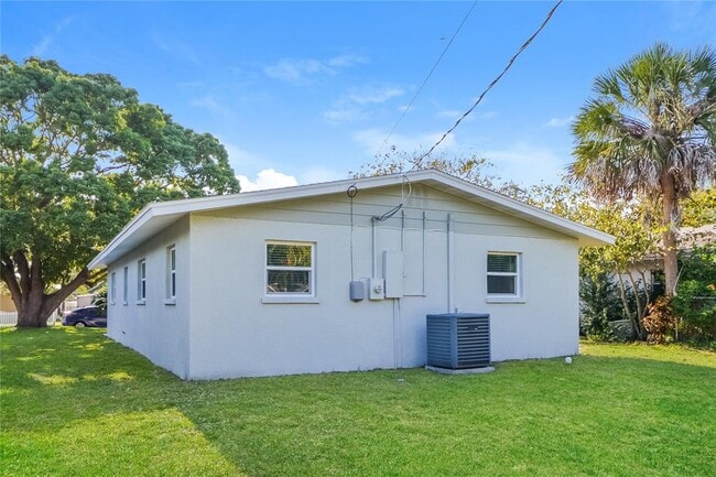 Building Photo - 1222 24th Ave W