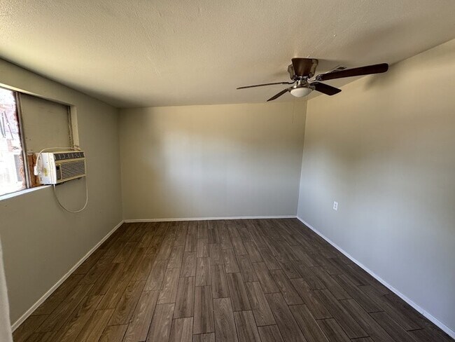Building Photo - 5 Bedroom Near GCU