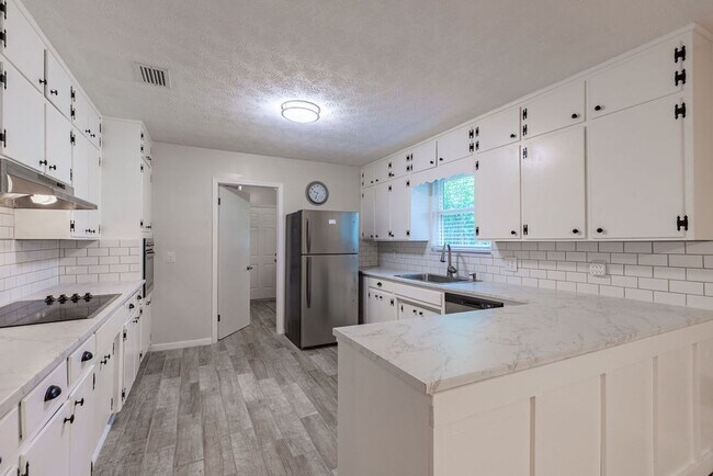 Building Photo - Welcome to your Lake Home