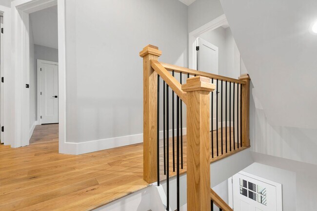 Building Photo - Beautifully Renovated 3 Bed/2.5 Bath Home in Mt Washington - Convenient Location