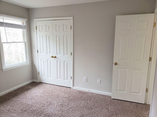 Building Photo - Beautiful 4BR Home In Established Neighborhood.