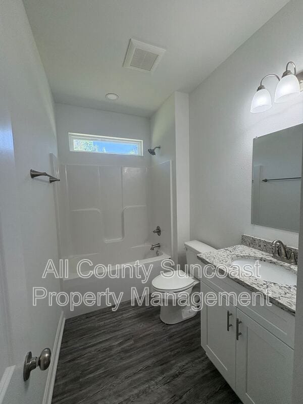 Building Photo - 545 Sunset Dr