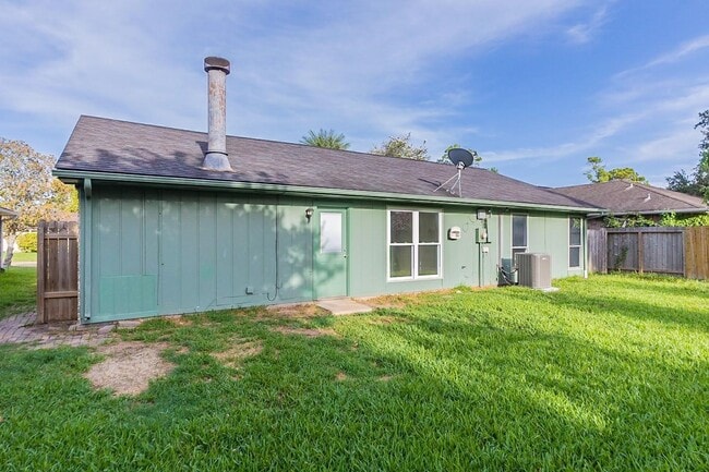 Building Photo - 2135 Collingsfield Dr