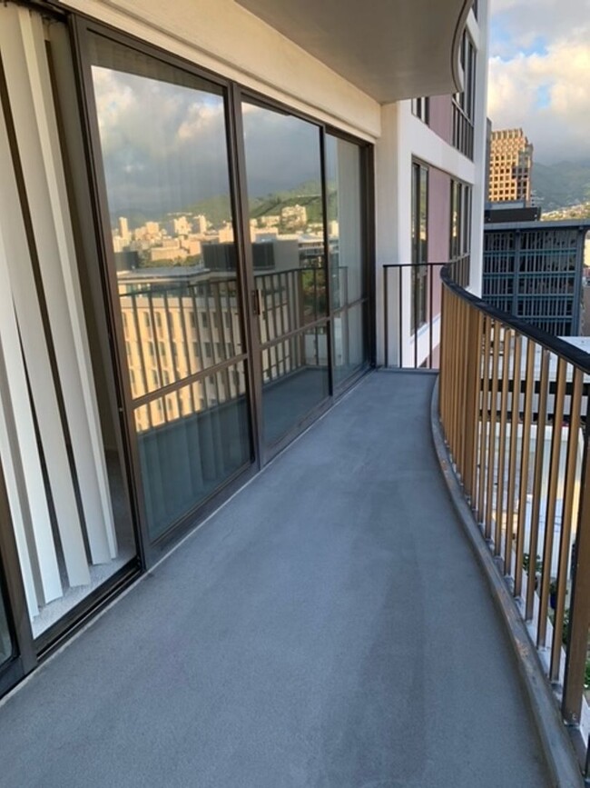 Building Photo - Harbor Square Condo - 1 bedroom, 1 bath un...
