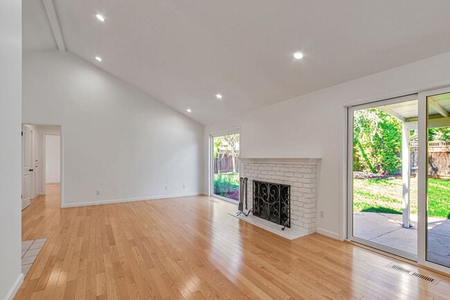 Building Photo - Fabulous 3BR 2BA Single Family Los Altos Home