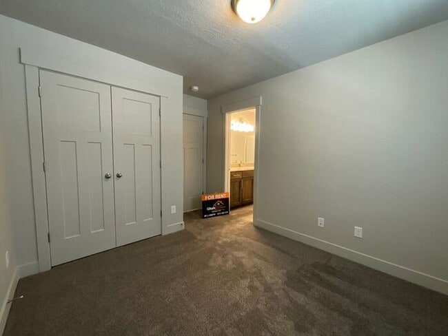 Building Photo - 2 bedroom 2 1/2 bath townhouse