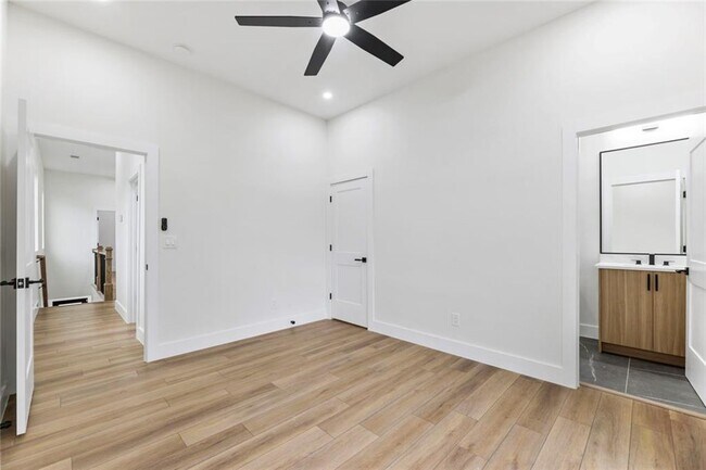 Building Photo - 582 Hope St SW