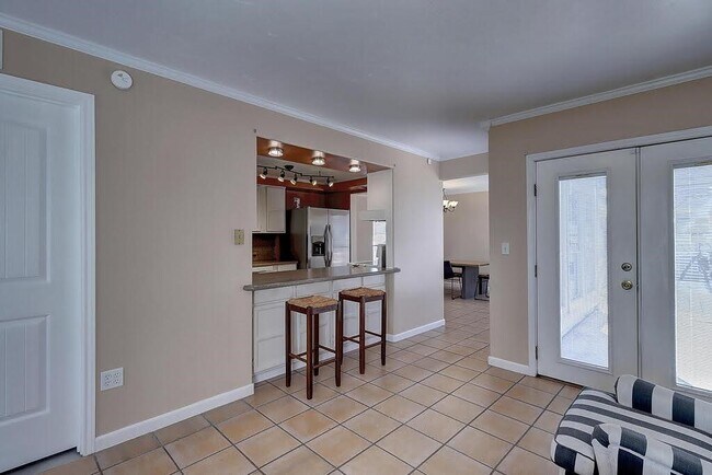 Building Photo - 13809 Suntan Ave
