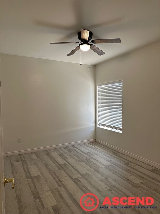 Building Photo - 4 Bedroom Home Next To CSUB!