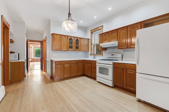 Building Photo - 2630 N Sacramento Ave