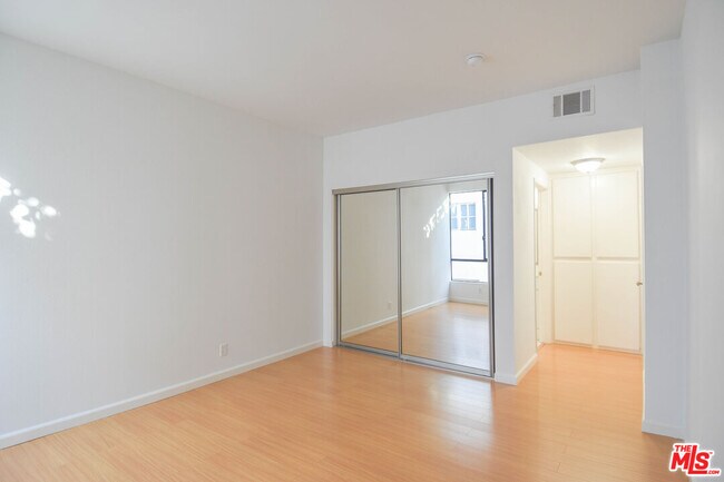 Building Photo - 1727-1727 Glendon Ave