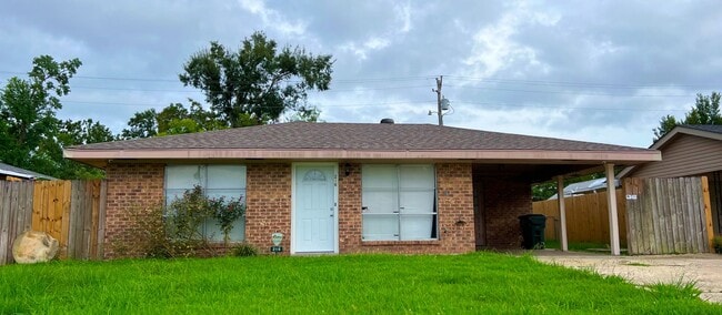 Building Photo - Spacious 4-Bedroom 2-Bathroom House