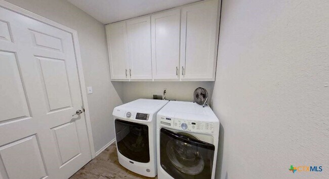 Building Photo - 323 Cardinal Dr