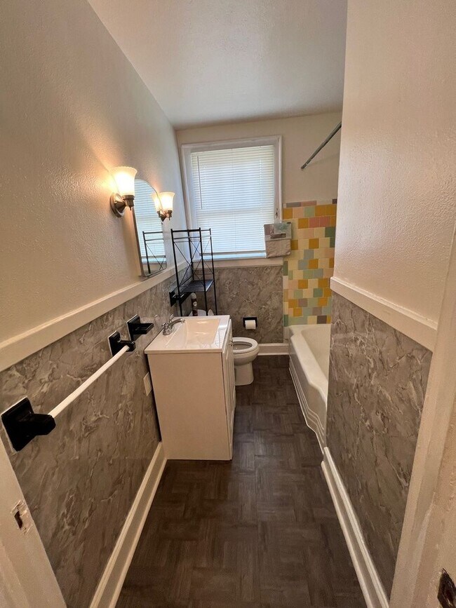 Building Photo - MOVE IN READY!