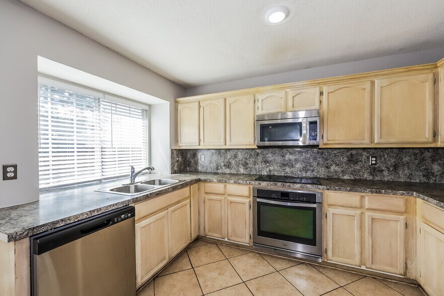 Building Photo - 3011 Renaissance Dr