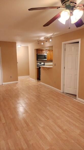 Building Photo - 252 College Dr