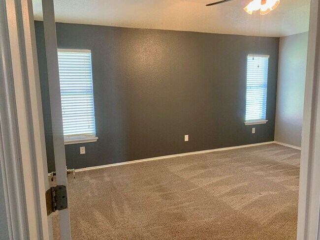 Building Photo - Fantastic 4 Bedroom 2 Bathroom house in So...