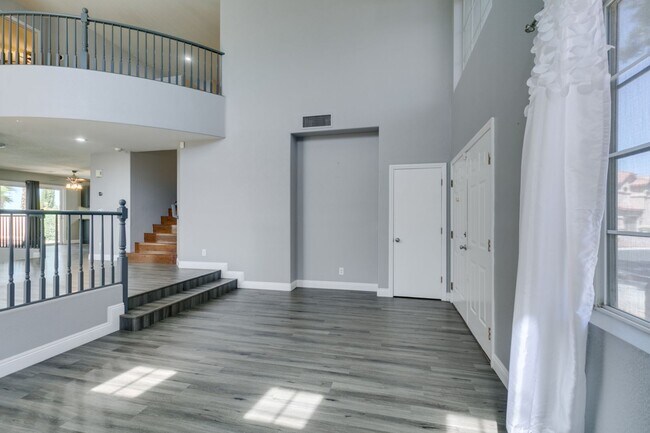 Building Photo - BEAUTIFUL POOL HOME W/RV