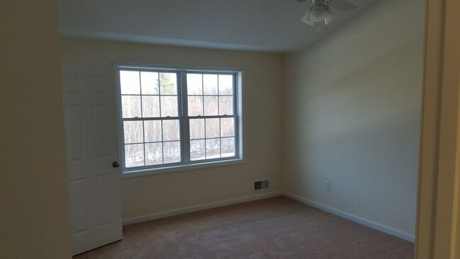 Building Photo - 2 Bedroom 1 1/2 Bath Condo