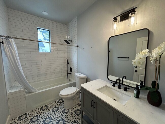 Building Photo - 2BED / 1BATH Condo/Townhome For Lease! Available NOW!