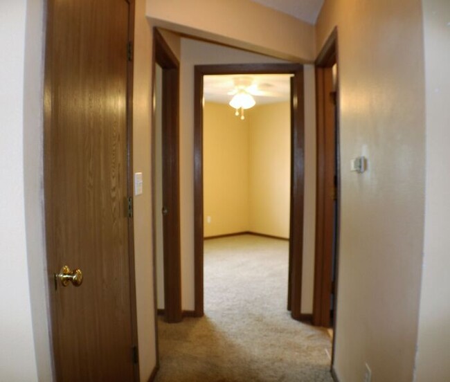 Building Photo - $1,025 | 2 Bedroom, 1 Bathroom 2nd Floor C...