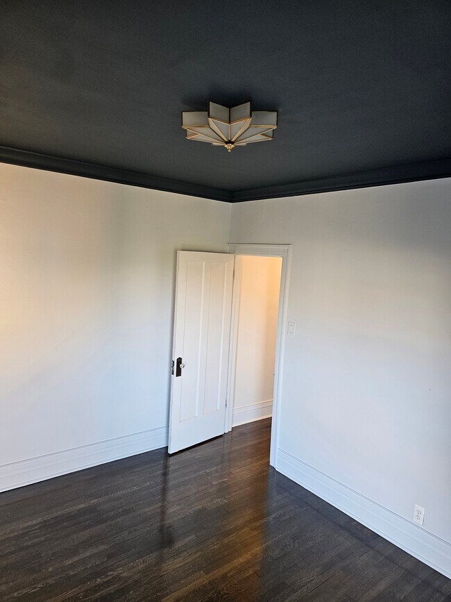 Building Photo - 539 W Brompton Ave