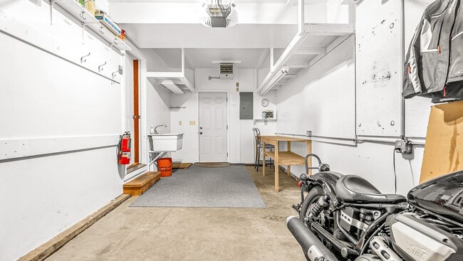 Building Photo - 3 Bedroom Home