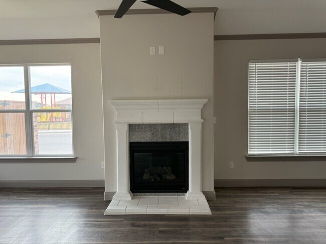 Building Photo - 8626 La Jolla Dr