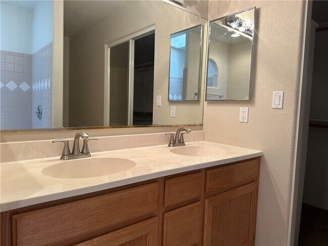 Building Photo - 2100 E Crystal Dr