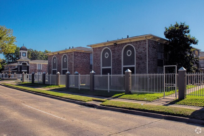Building Photo - Hammerly Villas