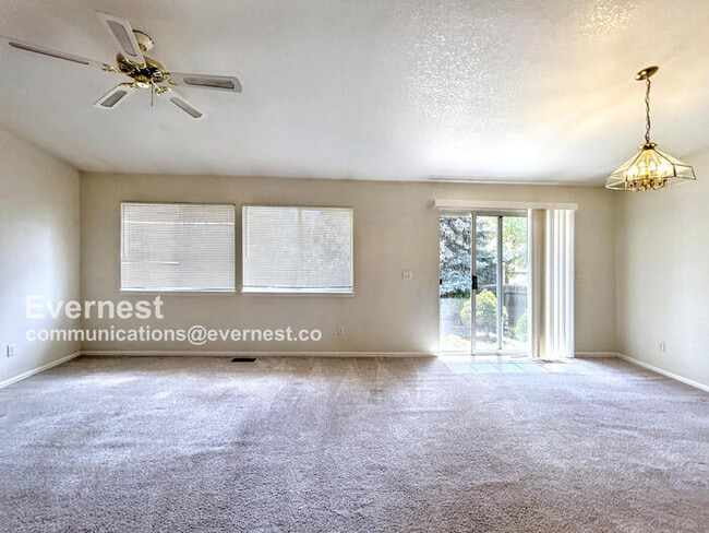 Building Photo - 3 Bed, 2 Bath Home with Fenced Yard & Garage / Available Soon!