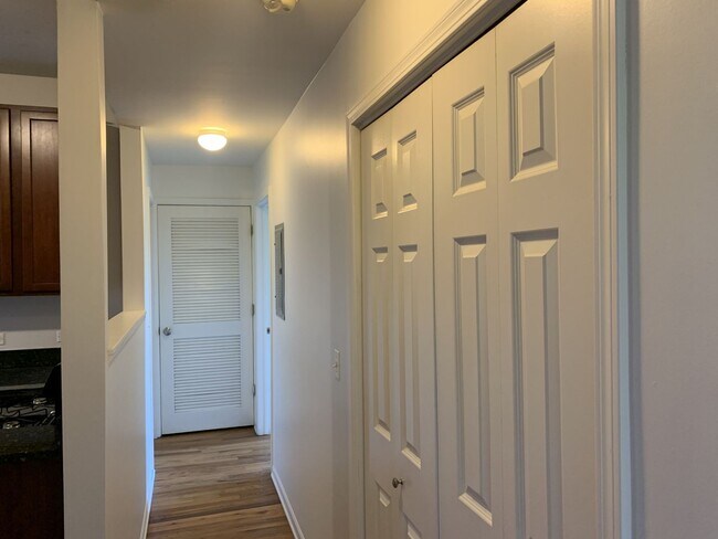 Building Photo - 1943 W Chase Ave