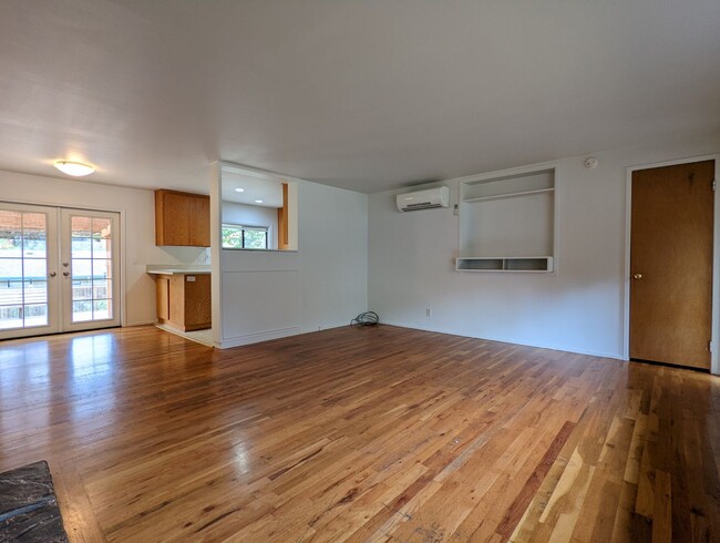 Building Photo - Great 2 bedroom with bonus space located i...