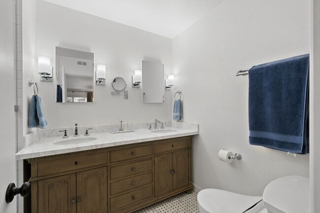 Building Photo - 6 Month Furnished Home at Collwood Manor