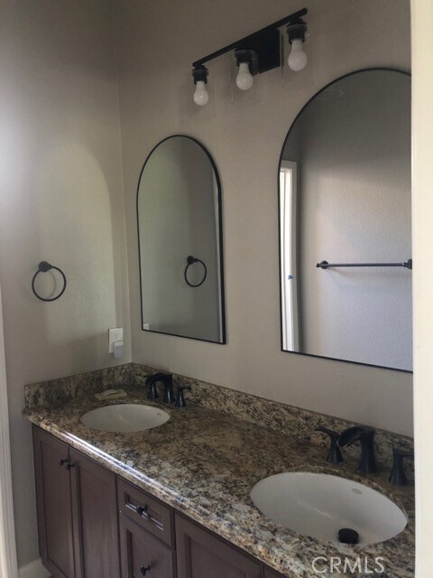 Building Photo - 27452 Avanti Dr