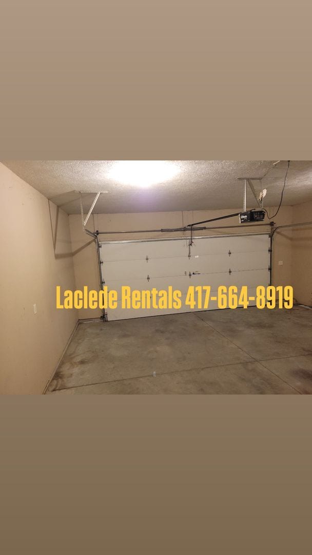 Building Photo - 2 bedroom 2 bathroom duplex with garage fo...