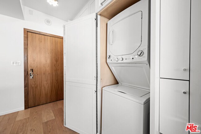 Building Photo - 838 N Doheny Dr