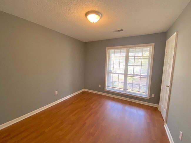 Building Photo - 8115 Kerry Dr